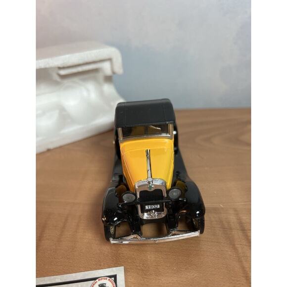 National Museum Mint Diecast 1932 Chevy Open Cab Pickup 1:32 Scale - Picture 6 of 10